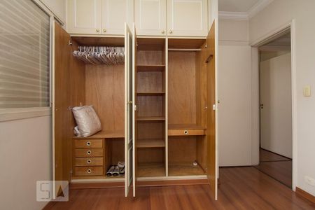 Apartamento para alugar com 110m², 3 quartos e 2 vagas Apartamento para alugar com 110m², 3 quartos e 2 vagasQuarto Suíte - Detalhe armários