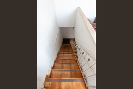 Escadas de casa à venda com 3 quartos, 232m² em Jardim Líbano, São Paulo