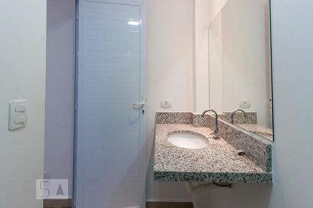 Banheiro de kitnet/studio para alugar com 1 quarto, 24m² em Vila Butantã, São Paulo