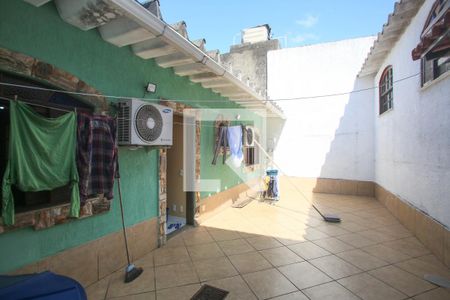 Casa à venda com 300m², 3 quartos e 3 vagasFundos da casa