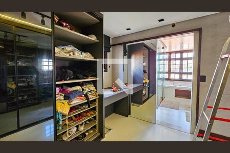 Casa à venda com 450m², 4 quartos e 4 vagas Casa à venda com 450m², 4 quartos e 4 vagasCloset