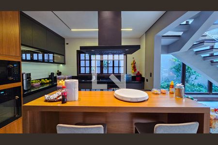 Casa à venda com 450m², 4 quartos e 4 vagas Casa à venda com 450m², 4 quartos e 4 vagasCozinha