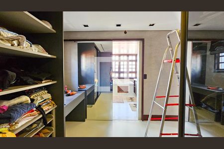 Casa à venda com 450m², 4 quartos e 4 vagas Casa à venda com 450m², 4 quartos e 4 vagasCloset