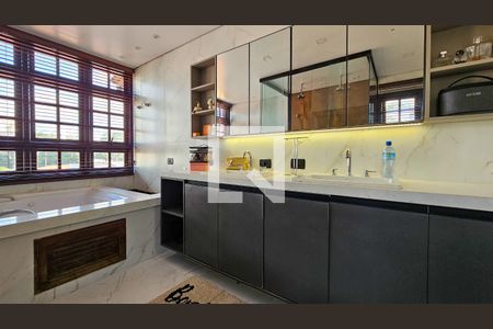 Casa à venda com 450m², 4 quartos e 4 vagas Casa à venda com 450m², 4 quartos e 4 vagasBanheiro da Suíte