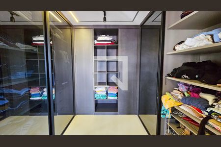 Casa à venda com 450m², 4 quartos e 4 vagas Casa à venda com 450m², 4 quartos e 4 vagasCloset