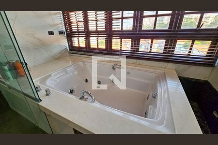 Casa à venda com 450m², 4 quartos e 4 vagas Casa à venda com 450m², 4 quartos e 4 vagasBanheiro da Suíte