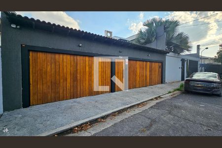 Casa à venda com 450m², 4 quartos e 4 vagas Casa à venda com 450m², 4 quartos e 4 vagasFachada da casa