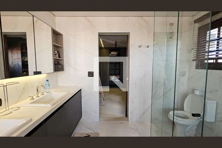 Casa à venda com 450m², 4 quartos e 4 vagas Casa à venda com 450m², 4 quartos e 4 vagasBanheiro da suite