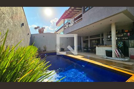 Casa à venda com 450m², 4 quartos e 4 vagas Casa à venda com 450m², 4 quartos e 4 vagasPiscina