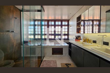 Casa à venda com 450m², 4 quartos e 4 vagas Casa à venda com 450m², 4 quartos e 4 vagasBanheiro da Suíte