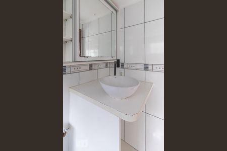 Banheiro de apartamento à venda com 1 quarto, 28m² em Menino Deus, Porto Alegre
