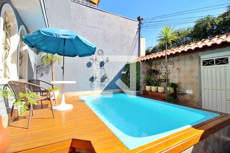 Casa à venda com 220m², 4 quartos e 3 vagasÁrea da Piscina