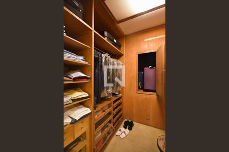 Casa à venda com 540m², 4 quartos e 7 vagasCloset 2