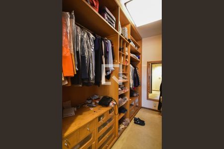 Casa à venda com 540m², 4 quartos e 7 vagasCloset 1