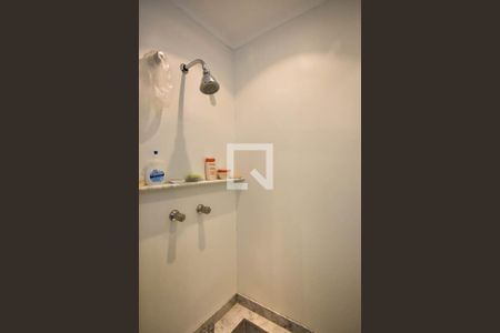 Casa à venda com 540m², 4 quartos e 7 vagasChuveiro do banheiro da suíte 2