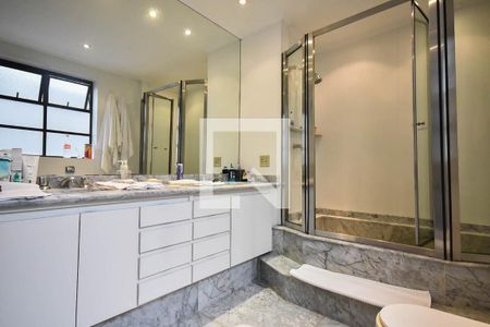 Casa à venda com 540m², 4 quartos e 7 vagasBanheiro suíte 2