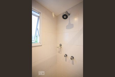 Apartamento à venda com 97m², 2 quartos e 2 vagasChuveiro do banheiro da suíte 1 