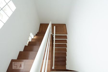 Casa à venda com 350m², 4 quartos e 4 vagas Casa à venda com 350m², 4 quartos e 4 vagasEscada