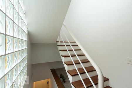 Casa à venda com 350m², 4 quartos e 4 vagas Casa à venda com 350m², 4 quartos e 4 vagasEscada