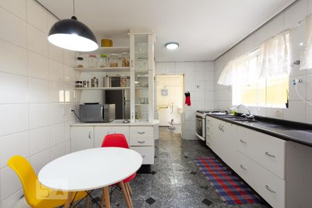 Casa à venda com 350m², 4 quartos e 4 vagas Casa à venda com 350m², 4 quartos e 4 vagasCozinha