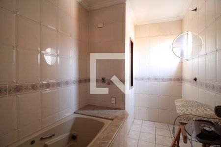 Casa à venda com 300m², 4 quartos e 3 vagasCasa 2 - banheiro da suíte