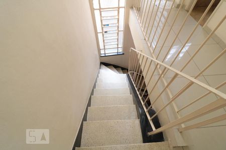 Casa à venda com 120m², 3 quartos e sem vagaEscada de acesso aos quartos