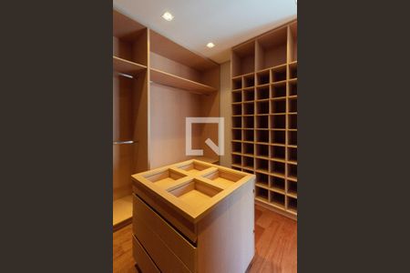 Apartamento à venda com 140m², 2 quartos e 1 vaga Apartamento à venda com 140m², 2 quartos e 1 vagaSuíte - closet