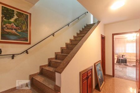 Casa à venda com 350m², 3 quartos e 4 vagasEscada