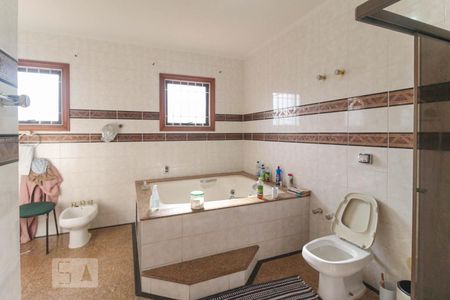 Casa à venda com 350m², 3 quartos e 4 vagasBanheiro do quarto 1