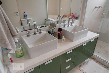 Apartamento à venda com 215m², 4 quartos e 4 vagasBanheiro da suíte 1