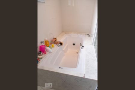 Apartamento à venda com 215m², 4 quartos e 4 vagasBanheira