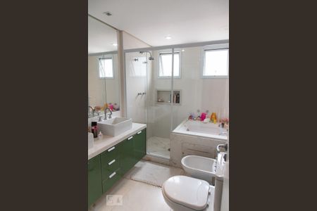 Apartamento à venda com 215m², 4 quartos e 4 vagasBanheiro da suíte 1