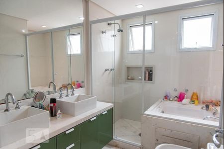 Apartamento à venda com 215m², 4 quartos e 4 vagasBanheiro da suíte 1