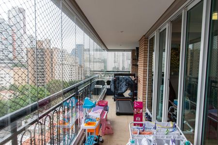 Apartamento à venda com 215m², 4 quartos e 4 vagasVaranda