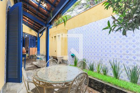 Casa à venda com 180m², 4 quartos e 2 vagasQuintal