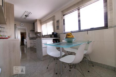Apartamento à venda com 204m², 4 quartos e 3 vagasCozinha / Copa