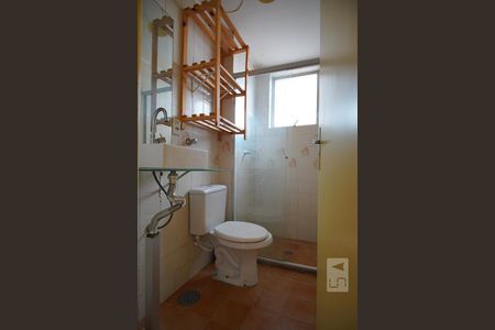 Banheiro de apartamento à venda com 1 quarto, 56m² em Vila Ipiranga, Porto Alegre