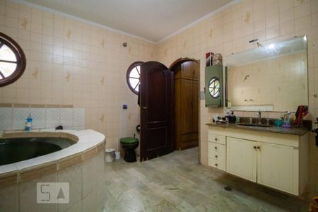 Casa para alugar com 650m², 6 quartos e 10 vagas Casa para alugar com 650m², 6 quartos e 10 vagasBanheiro da Suíte 1