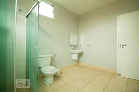 Casa para alugar com 650m², 6 quartos e 10 vagas Casa para alugar com 650m², 6 quartos e 10 vagasBanheiro da Suíte 5