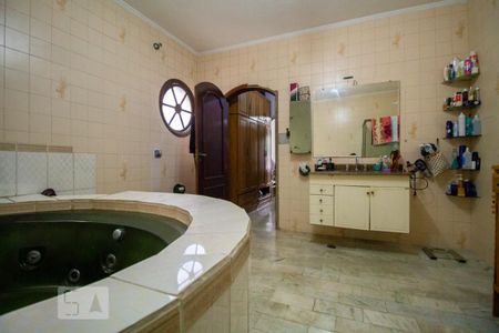 Casa para alugar com 650m², 6 quartos e 10 vagas Casa para alugar com 650m², 6 quartos e 10 vagasBanheiro da Suíte 1