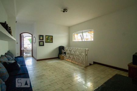 Casa para alugar com 650m², 6 quartos e 10 vagas Casa para alugar com 650m², 6 quartos e 10 vagasEscada