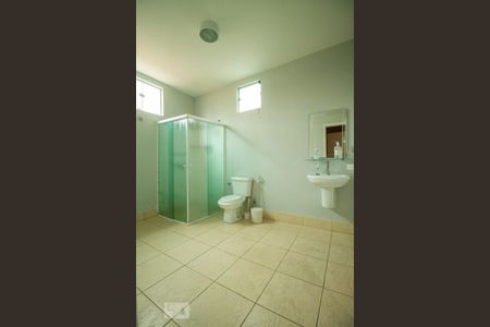 Casa para alugar com 650m², 6 quartos e 10 vagas Casa para alugar com 650m², 6 quartos e 10 vagasBanheiro da Suíte 5