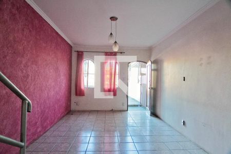 Sala de casa para alugar com 2 quartos, 68m² em Vila Serralheiro, São Paulo