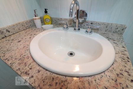 Casa à venda com 240m², 3 quartos e 2 vagasBanheiro Social - pia