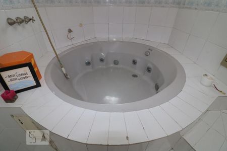 Casa à venda com 240m², 3 quartos e 2 vagasBanheiro da Suite 1 - banheira