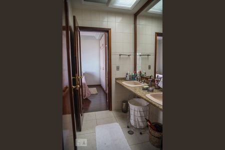 Casa à venda com 245m², 3 quartos e 4 vagasBanheiro da Suíte 1 e 2