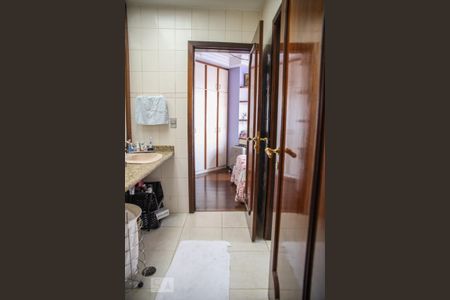 Casa à venda com 245m², 3 quartos e 4 vagasBanheiro da Suíte 1 e 2