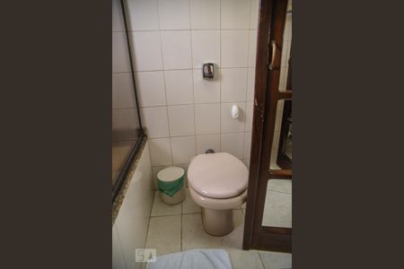 Casa à venda com 245m², 3 quartos e 4 vagasBanheiro da Suíte 1 e 2