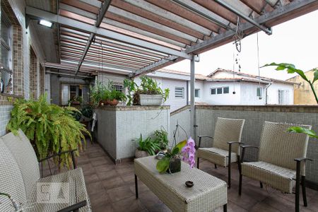 Casa à venda com 195m², 4 quartos e 2 vagas Casa à venda com 195m², 4 quartos e 2 vagasVaranda