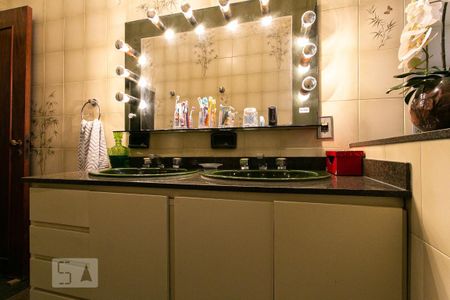 Casa à venda com 195m², 4 quartos e 2 vagas Casa à venda com 195m², 4 quartos e 2 vagasBanheiro da Suíte